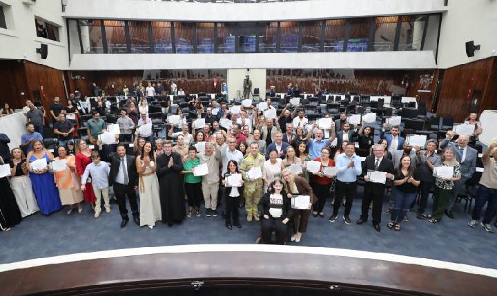 Assembleia homenageia a cidade de Colombo pelos seus 136 anos