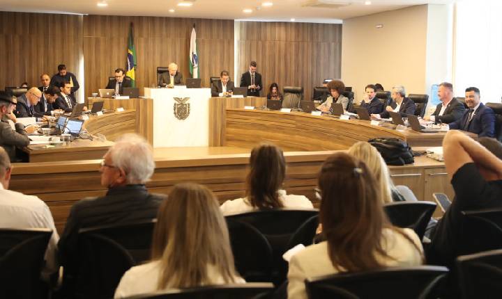 CCJ inicia análise de propostas que reestruturam governança de universidades e hospitais