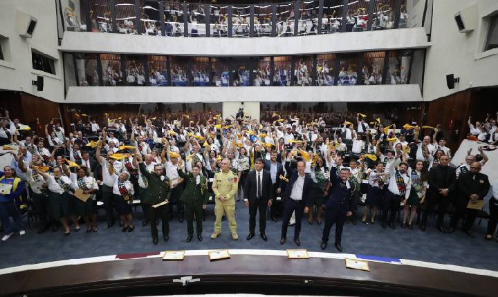 Clubes de Desbravadores e Aventureiros são homenageados em solenidade lotada na Assembleia