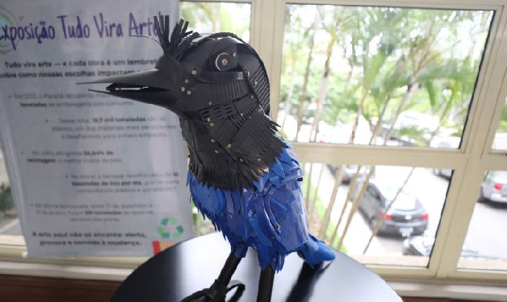 Comissão de Cultura lança exposições que reúnem obras de servidores da Assembleia e esculturas feitas com material reciclável