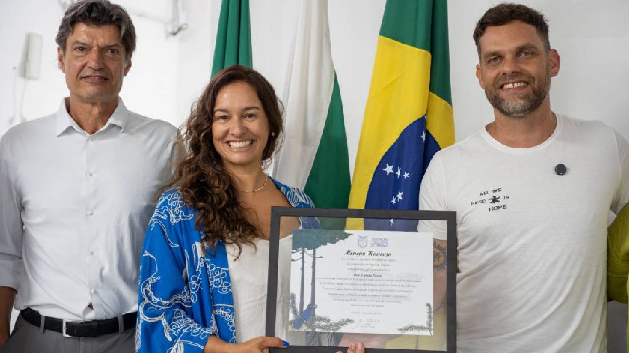 Deputado Goura (PDT) entrega menção honrosa da Assembleia Legislativa para Camila Domit do LEC/UFPR