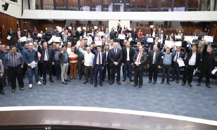 Dia do Taxista é celebrado em sessão solene na Assembleia Legislativa do Paraná
