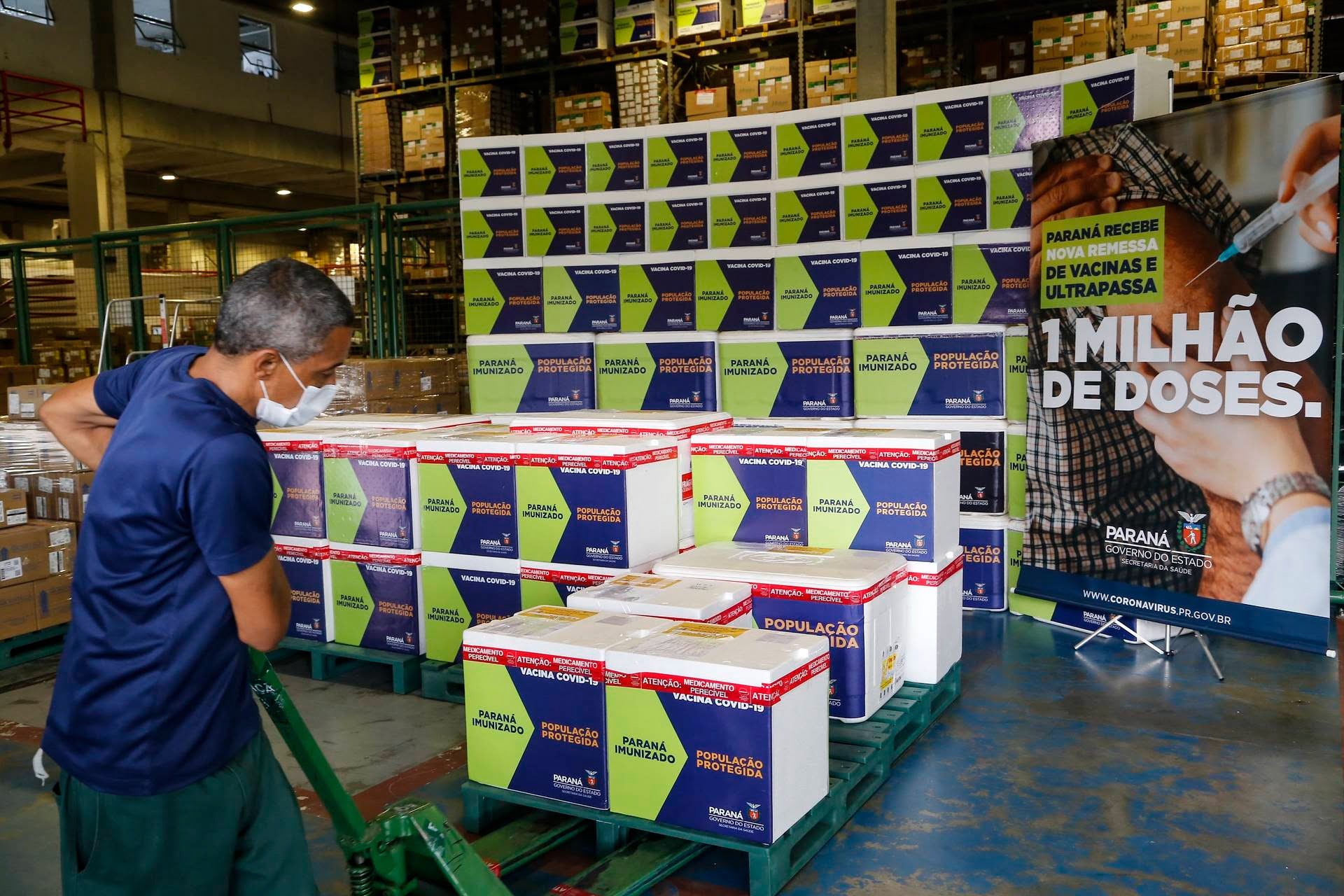 Paraná distribui novo lote e começa a vacinar idosos com mais de 75 anos