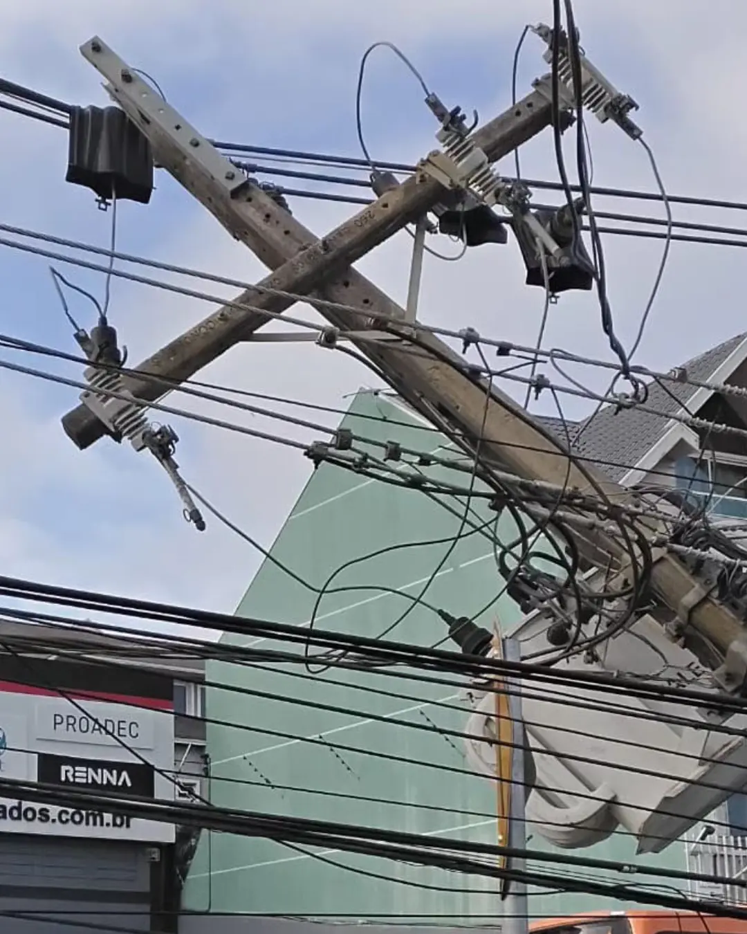 Colisões com postes causam prejuízo de R$ 4,8 milhões no Paraná em três meses