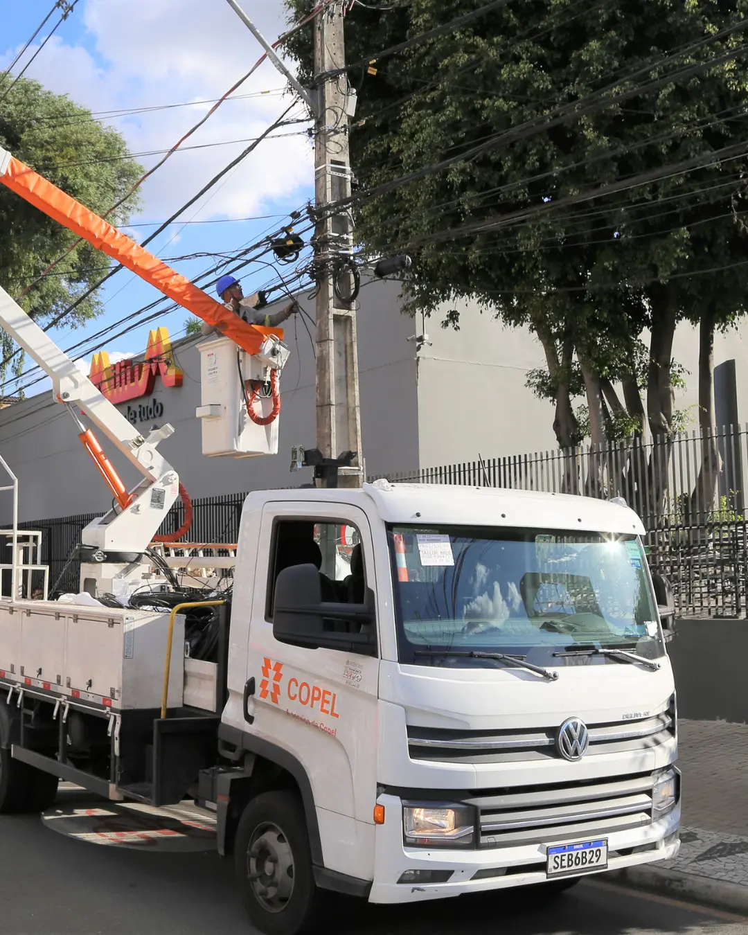 Copel finaliza levantamento sobre cabos de telecomunicação e remove 285 toneladas de fiação irregular no Paraná