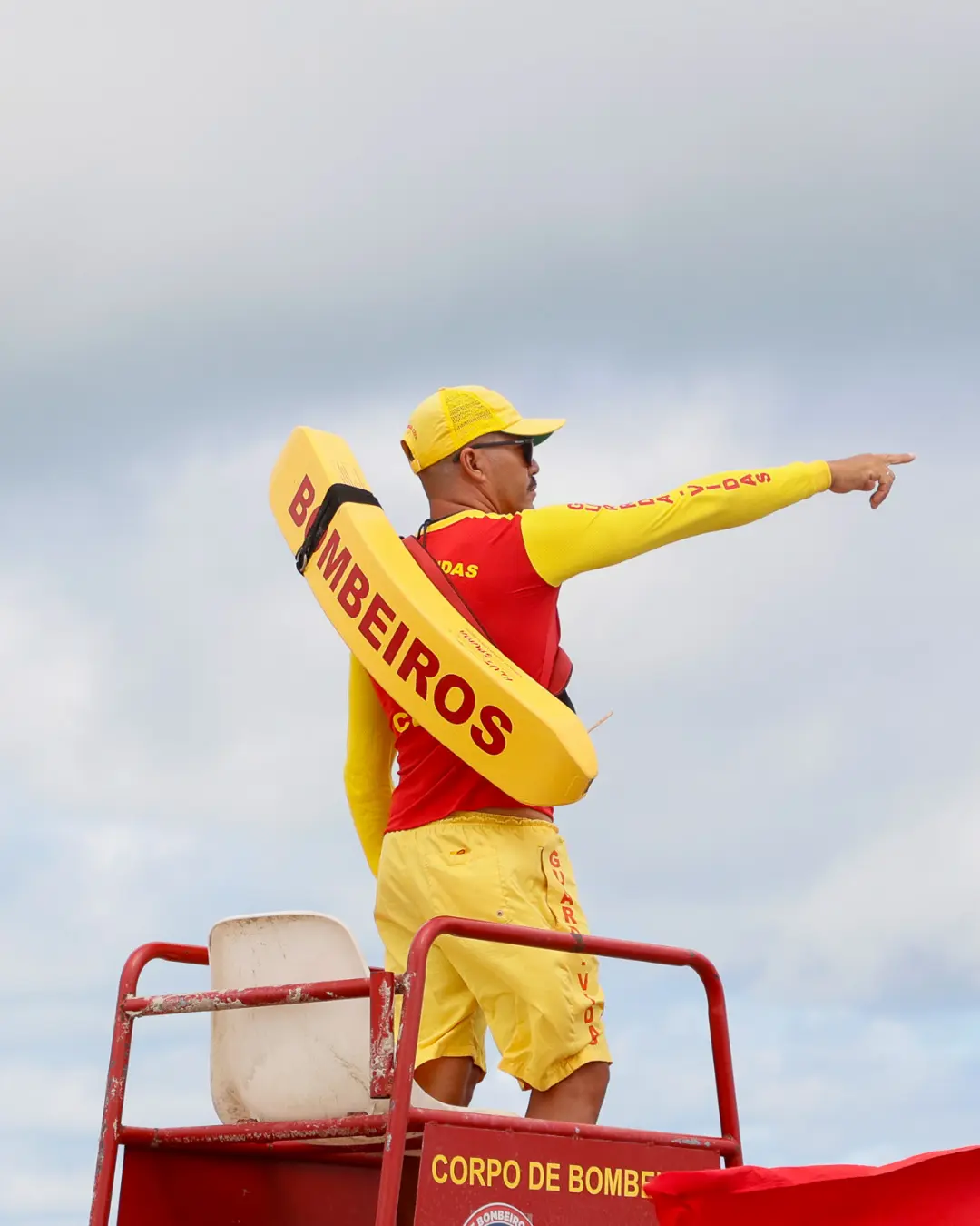 Corpo de Bombeiros Militar do Paraná reforça cuidados na água após dois afogamentos na Praia Mansa em Matinhos