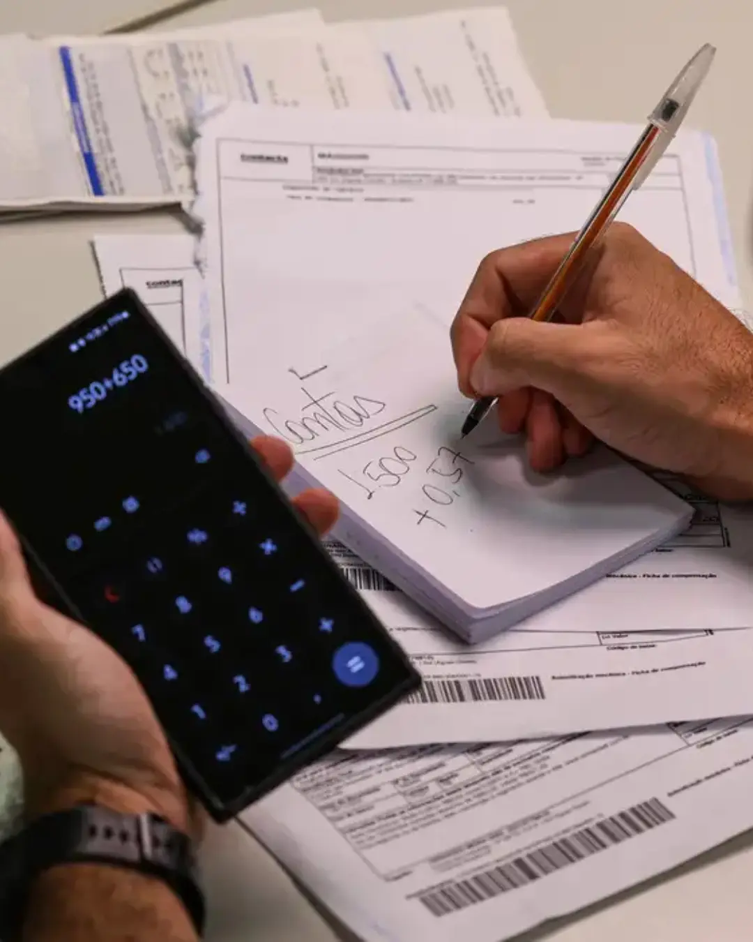 Dicas práticas para gerenciar dívidas e investimentos em meio aos juros altos