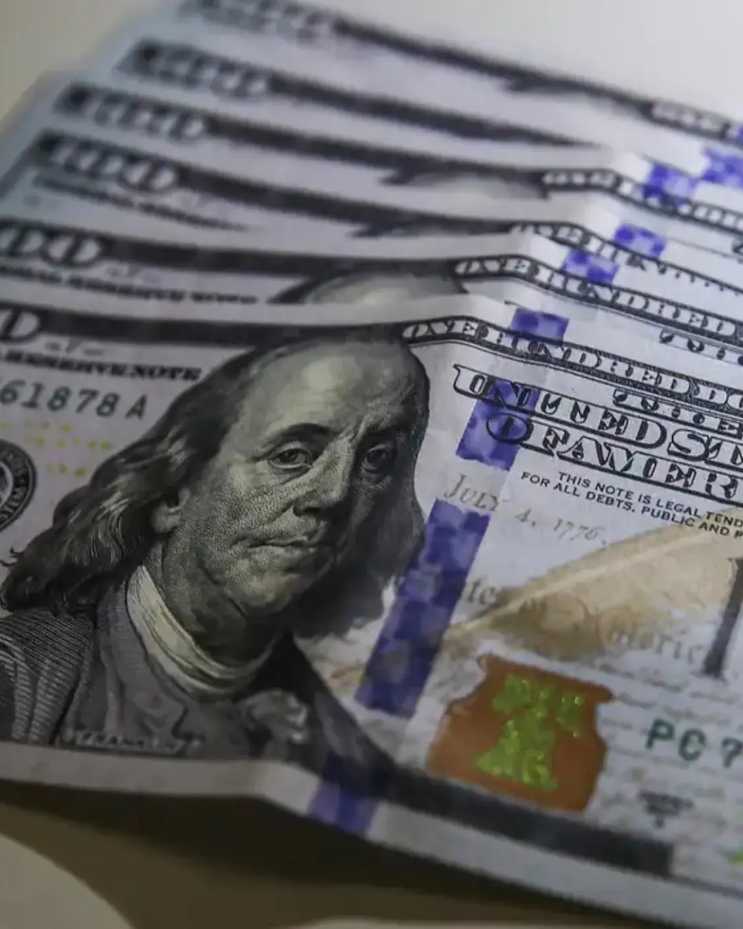 Dólar mantém estabilidade apesar da inflação nos EUA; Bolsa cai 1,69% com queda do petróleo