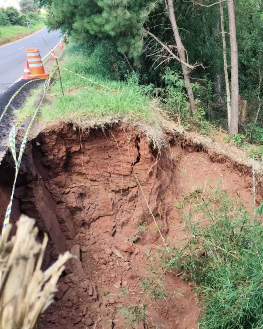 PR-160 em Curiúva recebe obras de recuperação após erosão causada por chuvas