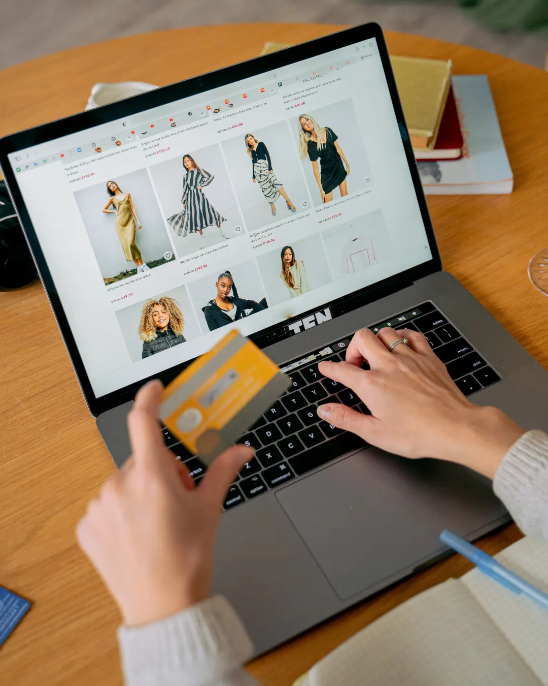 Procon-PR orienta consumidores para compras do Dia das Mães com dicas de economia e proteção