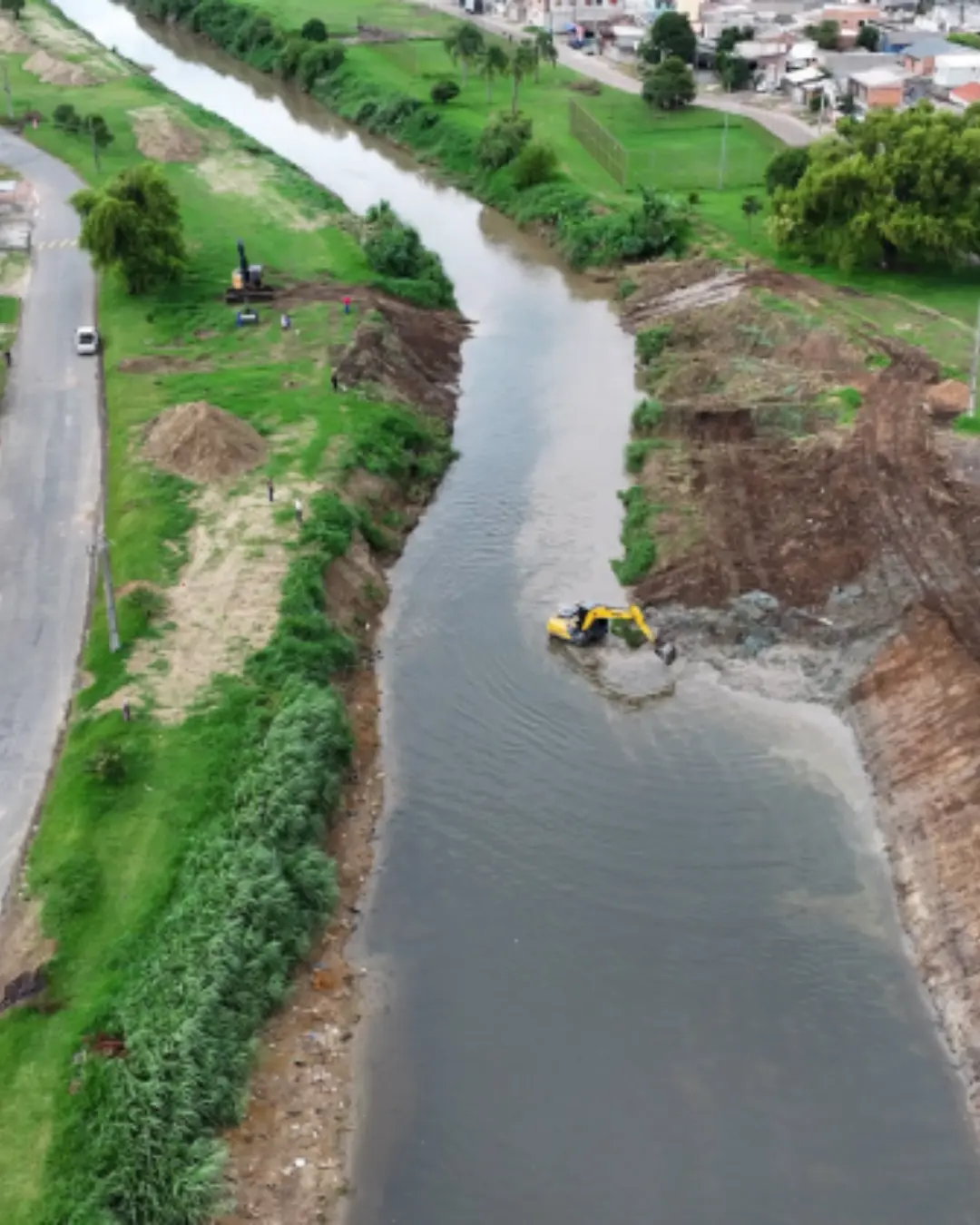 Pinhais realiza desassoreamento na margem curitibana do Rio Atuba