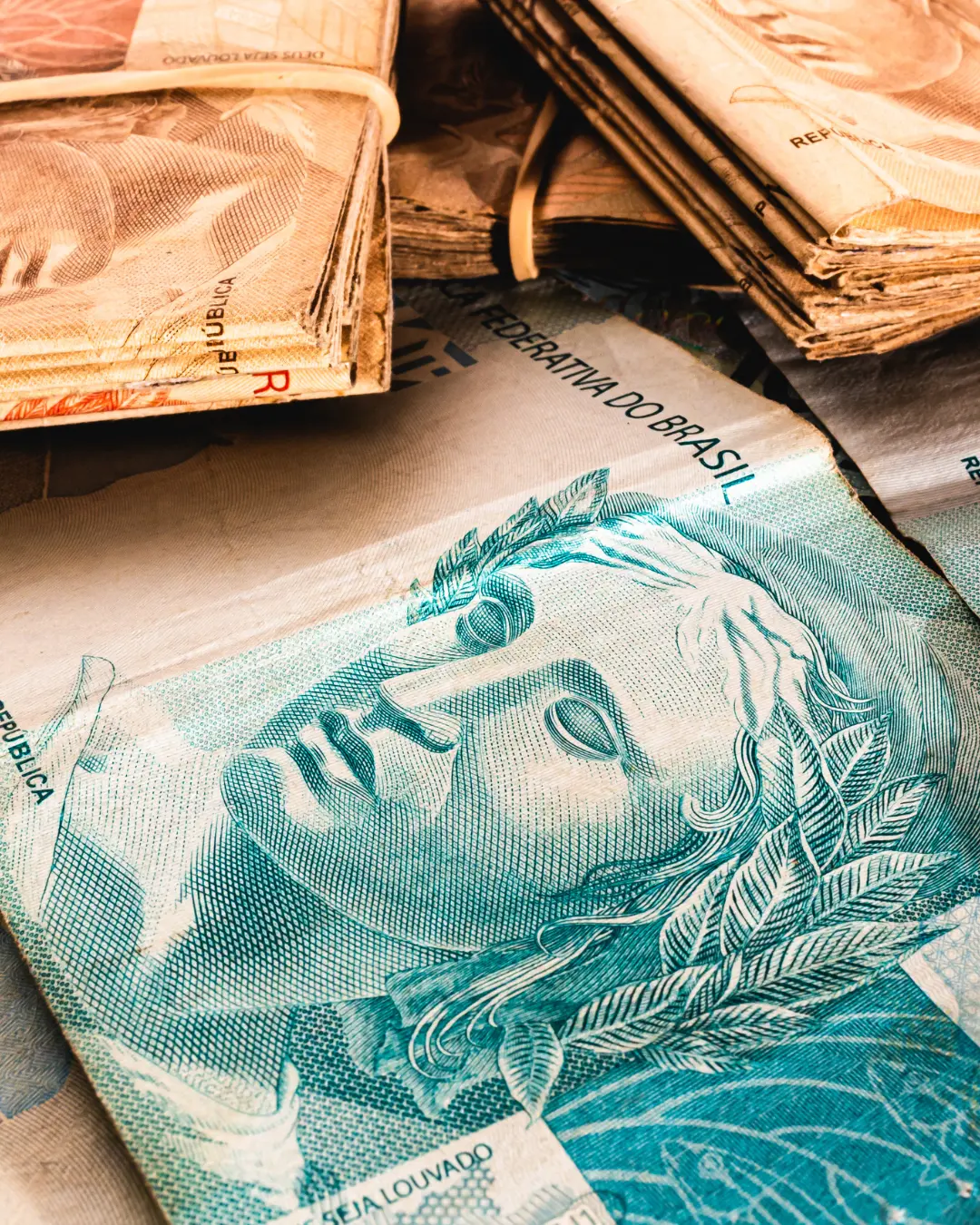 Reajuste do salário mínimo em 2025 afeta benefícios sociais e previdenciários