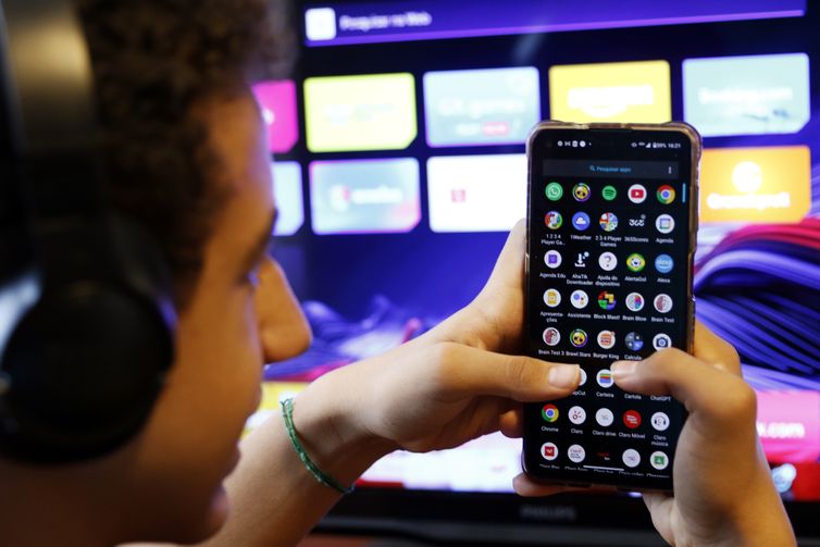 Câmara aprova projeto contra adultização de crianças nas redes sociais