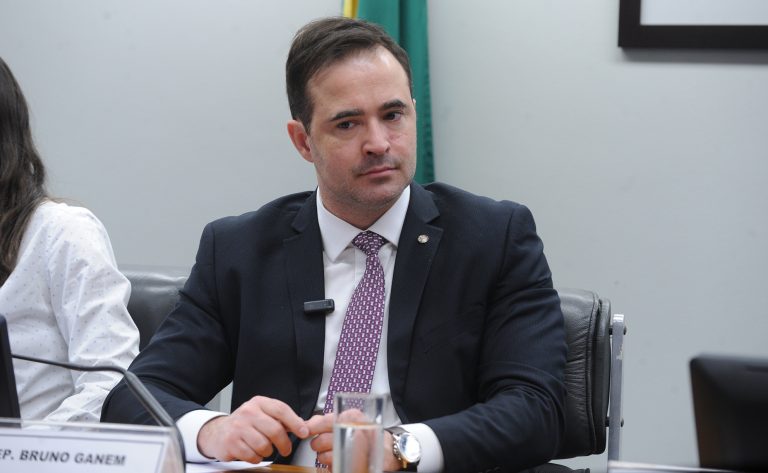 Comissão aprova projeto que criminaliza cruzamentos em caso de risco à saúde dos animais