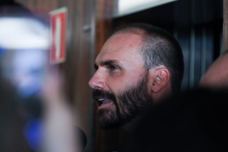 Eduardo Bolsonaro pede a Hugo Motta para exercer mandato dos EUA 