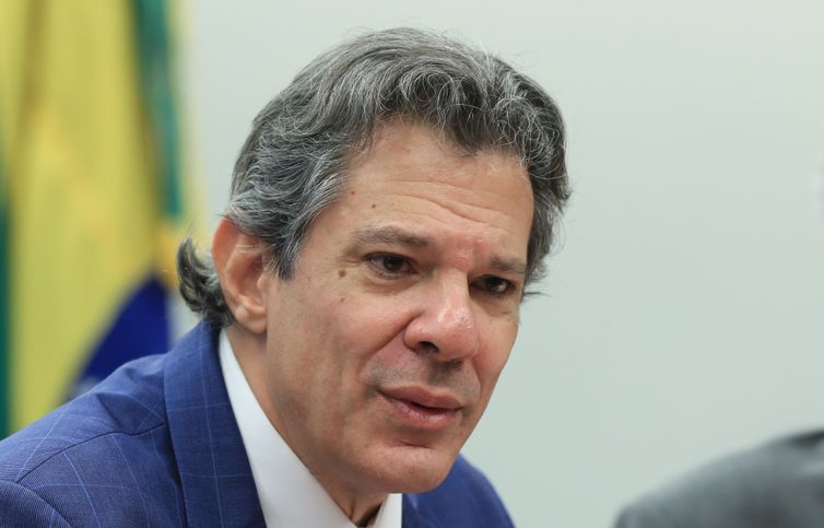 Haddad: 20 milhões de brasileiros não deveriam estar pagando IR