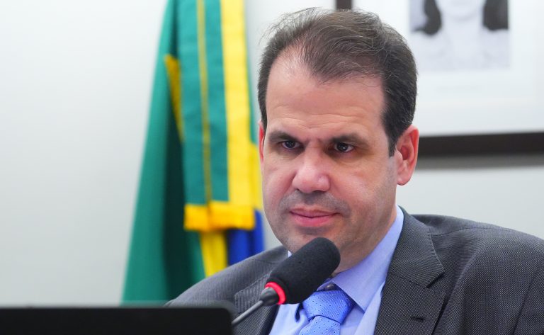 Comissão aprova projeto que obriga lojas a informar consumidores sobre exigências para dirigir ciclomotores