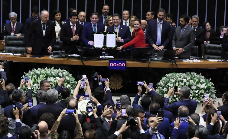 Congresso promulga PEC que muda regras para pagamento dos precatórios