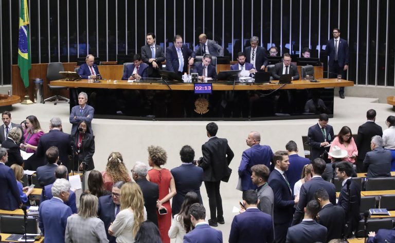 Deputados analisam pedido de urgência para projeto sobre anistia; acompanhe