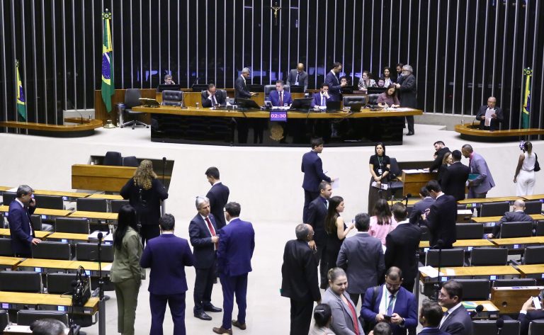 Deputados analisam projeto que autoriza a criação da Fundação Caixa; acompanhe