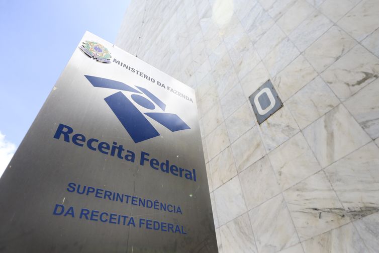 Receita apreende em dois navios no Rio carga de combustível irregular