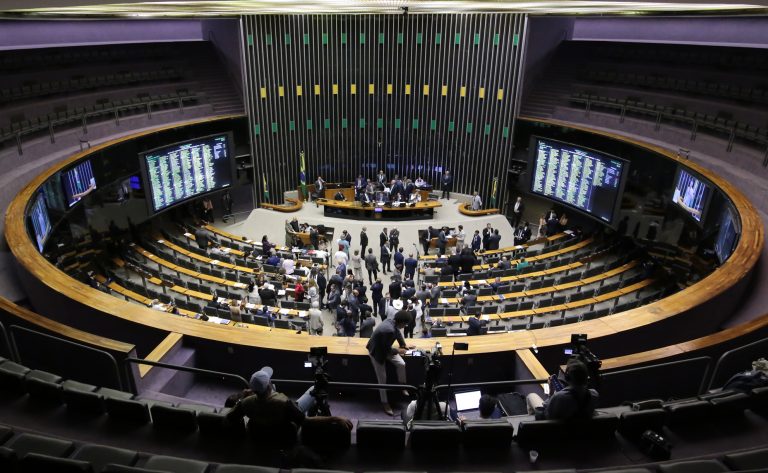 Sessão da Câmara é suspensa; líderes se reúnem para discutir pauta de hoje e propostas de anistia