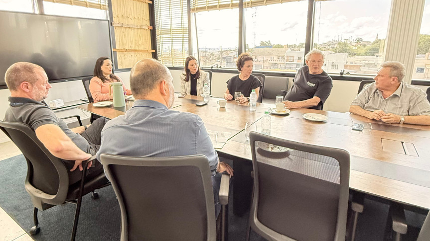 Deputada Mabel Canto (PP) debate melhorias na PR-151 em reunião com prefeita e empresários de Carambeí