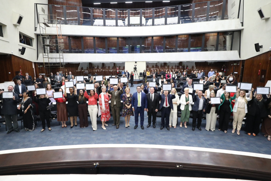 Assembleia Legislativa homenageia síndicos e empresas que contribuem ao bem-estar nos condomínios do Paraná
