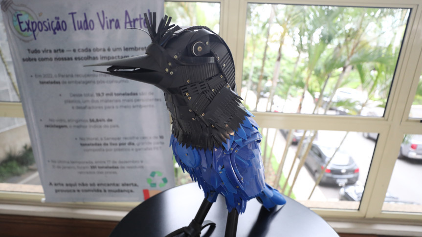 Comissão de Cultura lança exposições que reúnem obras de servidores da Assembleia e esculturas feitas com material reciclável