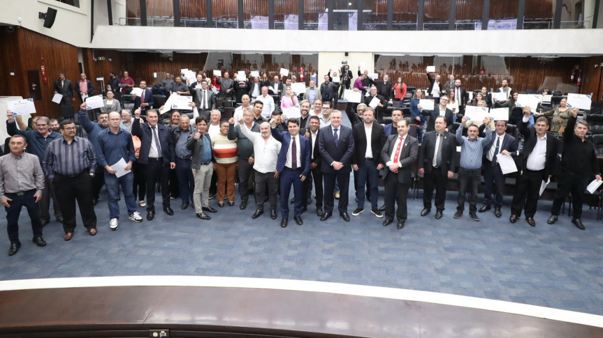 Dia do Taxista é celebrado em sessão solene na Assembleia Legislativa do Paraná