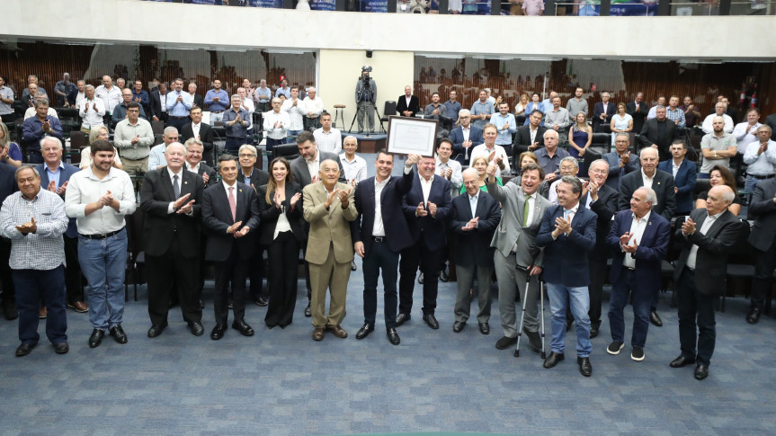 Assembleia reconhece contribuição ao agronegócio e defesa dos produtores rurais nos 60 anos da FAEP