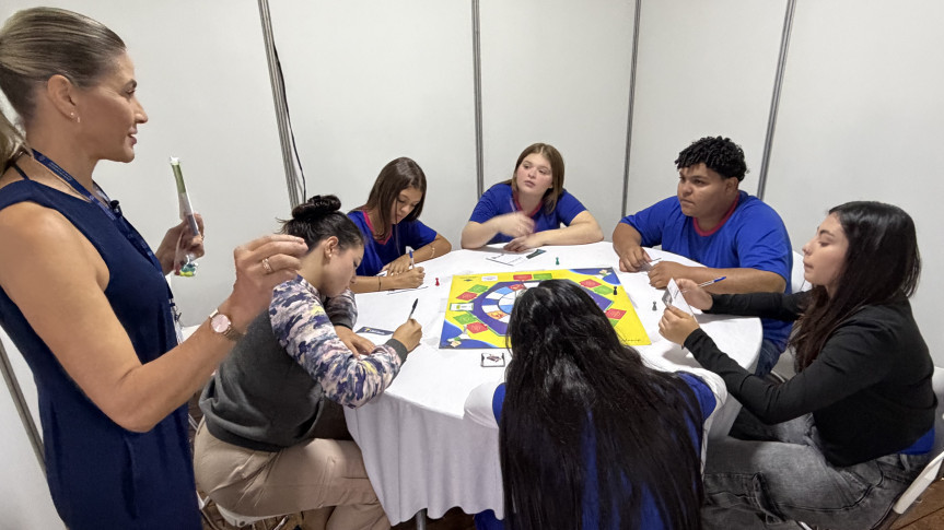 Assembleia Itinerante: Jogo da Eleição transforma alunos em candidatos e ensina democracia na prática em Paranavaí