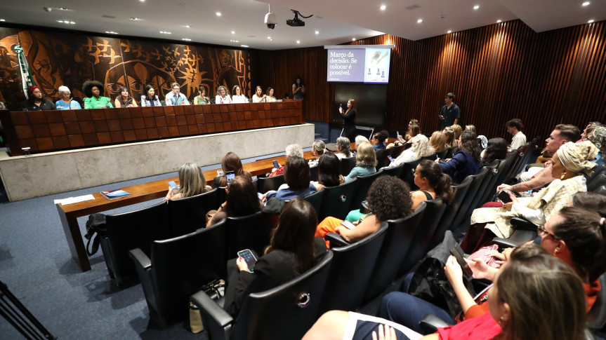 Evento na Assembleia discute políticas públicas e amplia diálogo sobre presença feminina na vida pública