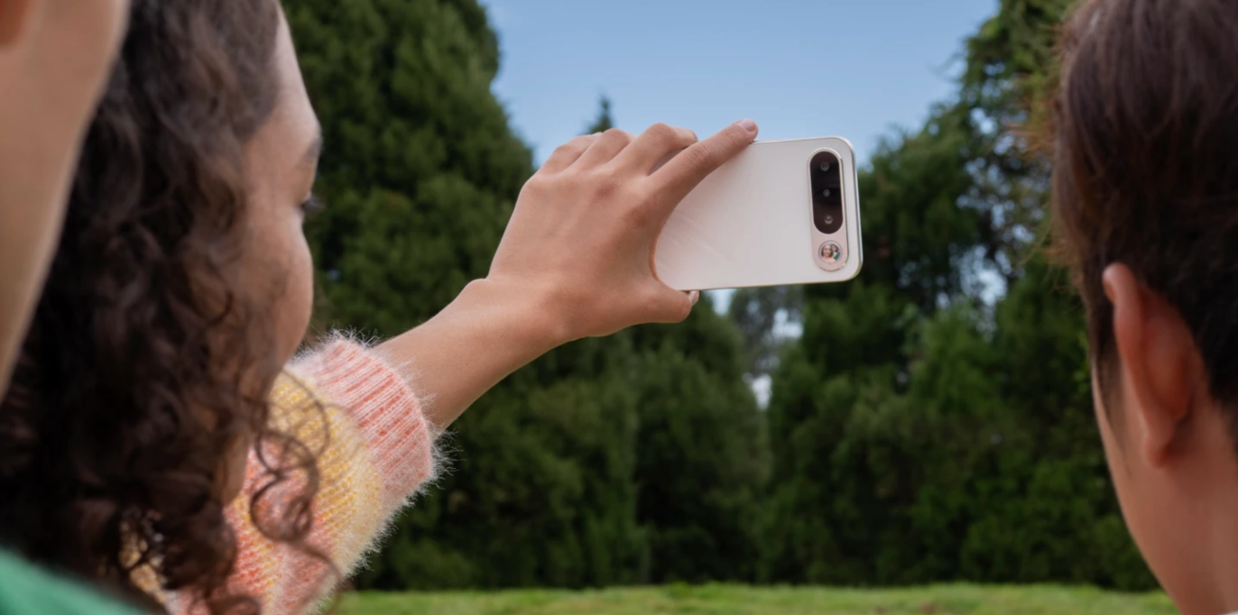 Novo realme 16 5G chega dia 20 com barra de câmera traseira