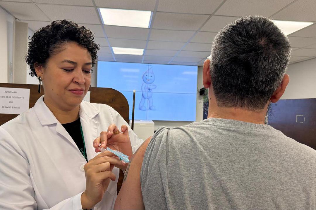 Paraná aplica 1,5 milhão de doses da vacina contra gripe e convoca grupos prioritários