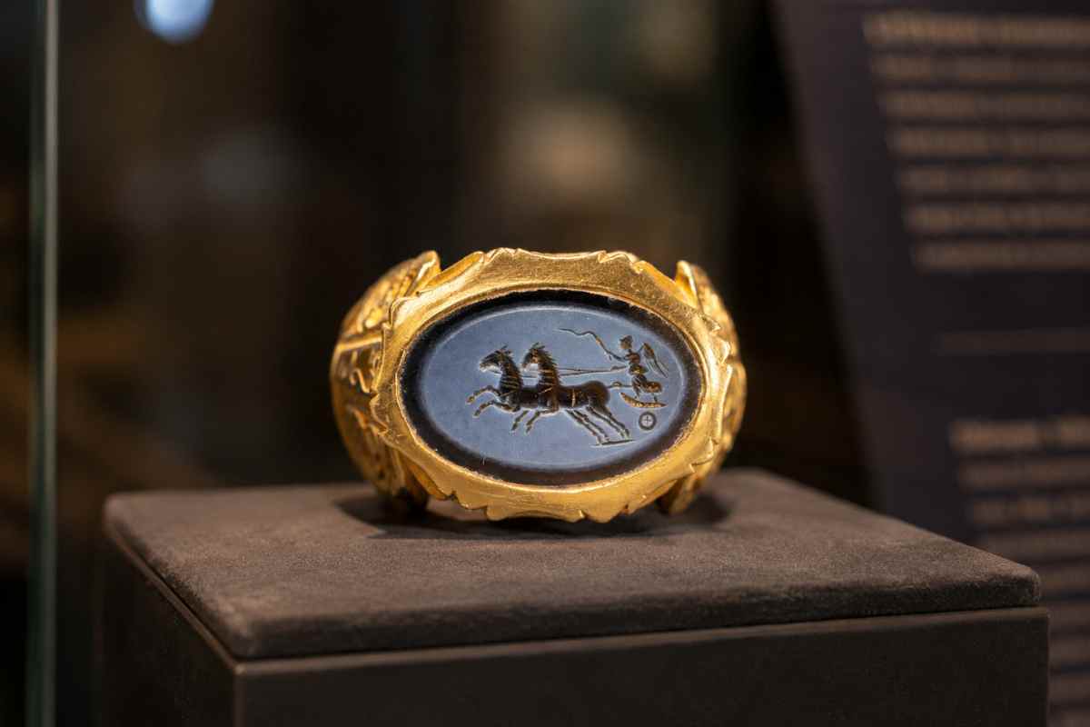 Caminhoneiro encontra anel romano raro com mais de 1.700 anos