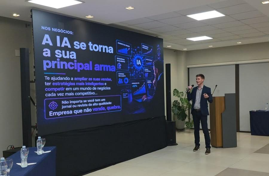 Inteligência Artificial e comunicação foram o tema da primeira palestra do 29º Congresso da Adjori PR